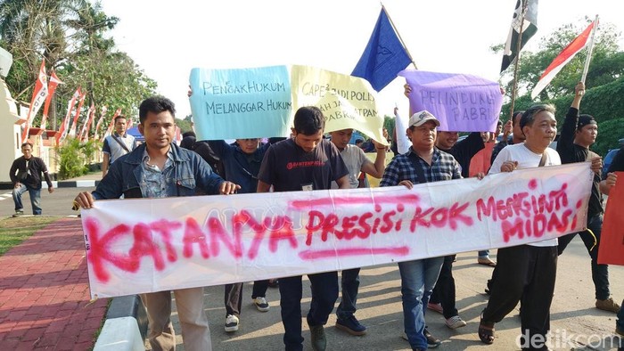 Wartawan Demo Polda Banten, Usut Tuntas Kasus Pengeroyokan yang Libatkan Oknum Brimob