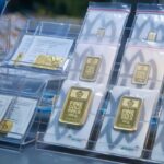 Judul: Analisis Mendalam: Ini Biang Kerok di Balik 'Pembantaian' Harga Emas Antam, Ambles Rp 177 Ribu per Gram!