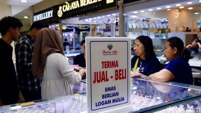 Harga Emas Anjlok Signifikan, Toko Emas Cikini Diserbu Investor dan Pembeli