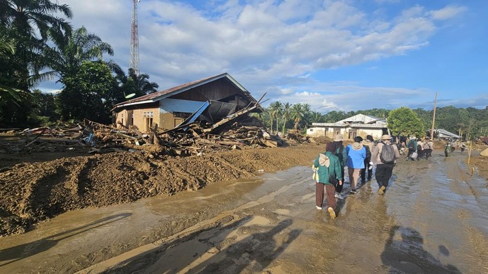 Sepuluh Hari Pasca-Galodo di Palembayan Agam: Warga Berjuang Bangkit di Tengah Lumpur dan Puing